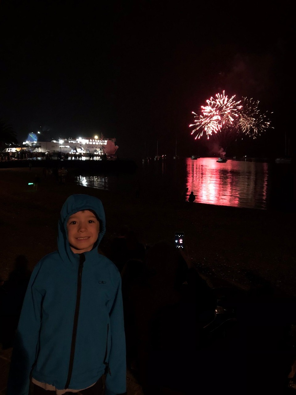 Neuseeland - Picton - Heute ist das 15. Picton Maritime Festival und wir sehen ein schönes Feuerwerk.
Im Hintergrund eine Interislander Fähre. Mit so einer Fähre fahren wir Morgen auf die Nordinsel.
