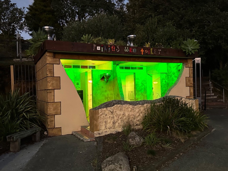 Neuseeland - Paihia - Toiletten mit Lichtshow das wechselt zu gelb,  blau und rot
