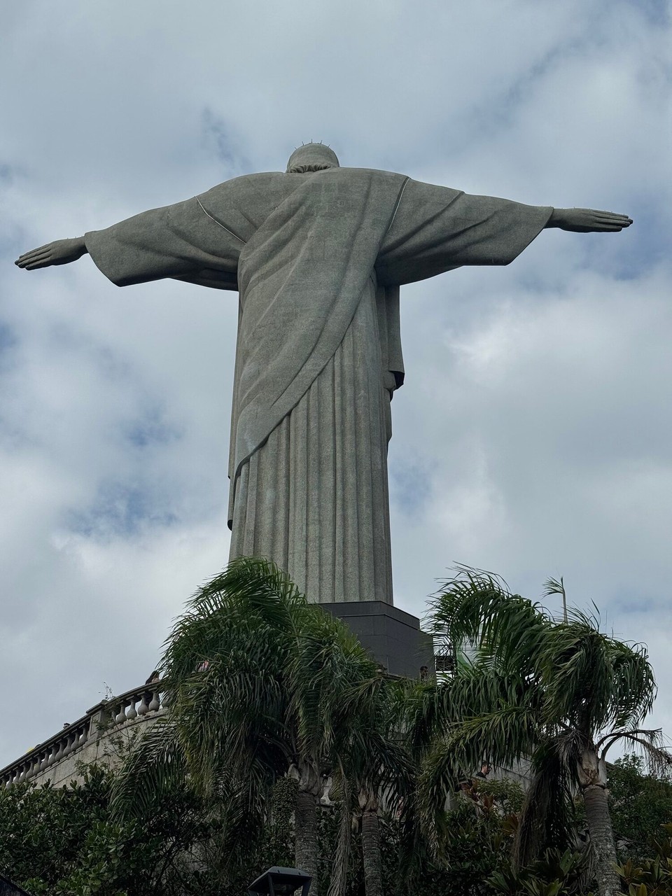 Brasilien - Rio de Janeiro - … auf dem Gipfel steht die 38m hohe Statue Cristo Redentor