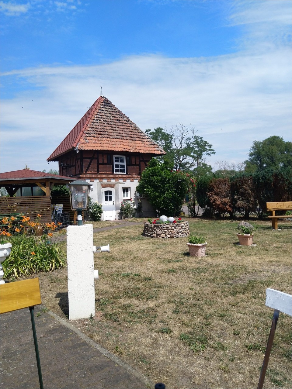 Deutschland - Magdeburg - Es wurde heißer und wir hatten schon ein paar Kilometer. Also Einkehr in "Zur Sonne". Es gab feinen Salat und Rote Grütze für €1,50.