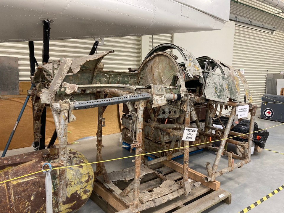 Neuseeland - Christchurch - Sieht aus wie Schrott, wird aber wieder zu einem Flugzeug aufgearbeitet