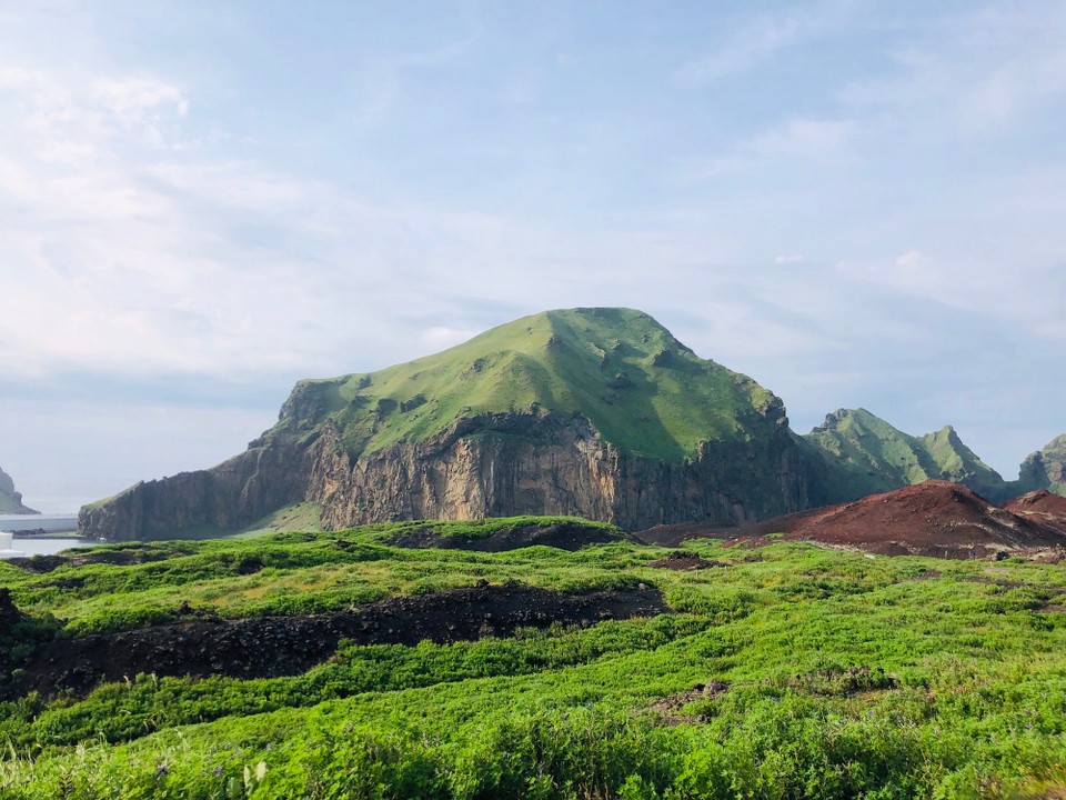 Island - Vestmannaeyjar - Mit 279 Metern ist Heimaklettur die höchste Erhebung auf der Insel Heimaey in der Inselgruppe der Westmännerinseln. Er ist Teil einer Landzunge, die dem Hafen Schutz vor dem offenen Meer bietet