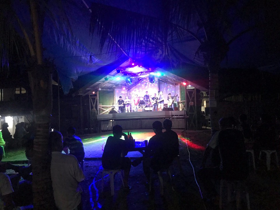 Philippines - Siquijor - Det er her det er party. Utover kvelden var dansegulvet fult og stemningen  på topp. 
