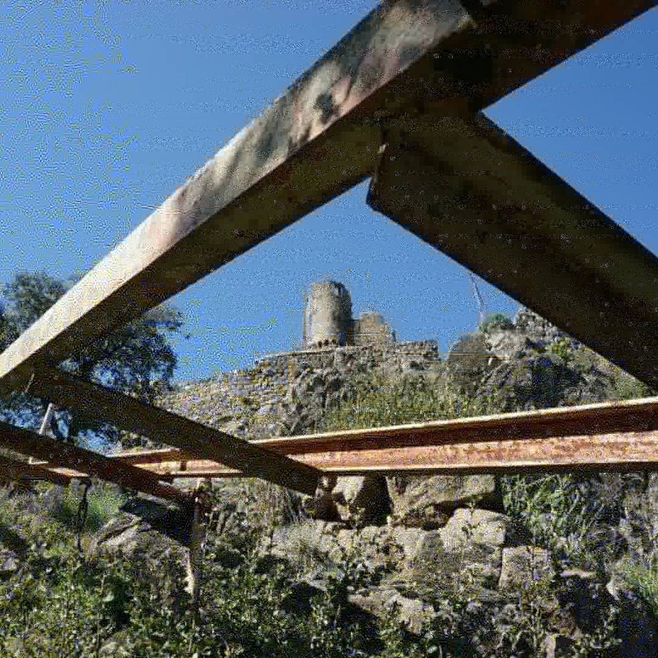 Frankreich - Pont-de-Labeaume - Chateau Ventadour under construction