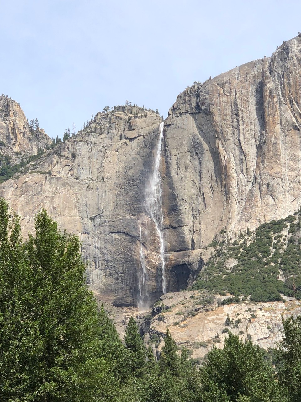 Vereinigte Staaten - Yosemite National Park - Der Yosemite Fall, aus dem Auto fotografiert 