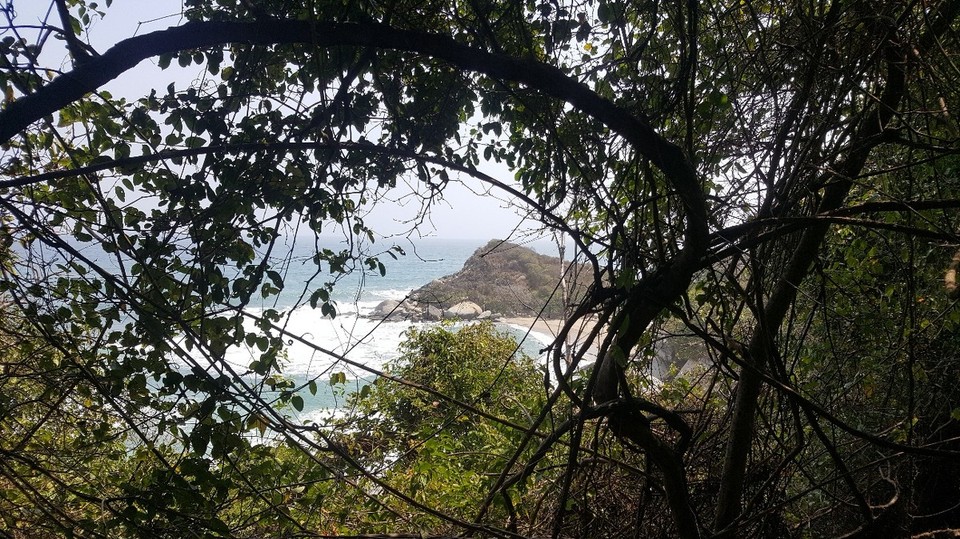 Kolumbien - Parque Nacional Natural Tayrona - Zwischen dem Bäumen konnte man immer wieder erahnen, was auf einen wartet. Da lohnt es sich möglichst schnell weiter zu laufen.