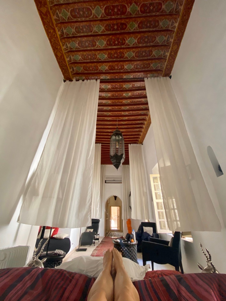 Marokko - Marrakech Médina - Unsere Suite vom Bett aus. Ganz hinten, das helle kleine Licht: Dort ist unser Badezimmer.