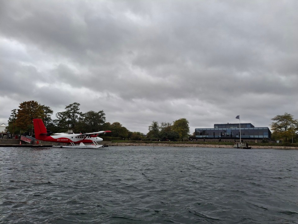 Dänemark - Nyhavn (Københavns Havn) - Mit dem Wasserflugzeug kann man Sightseeing-Touren buchen, Kostenpunkt: 110,00 Euro pro Person 😅