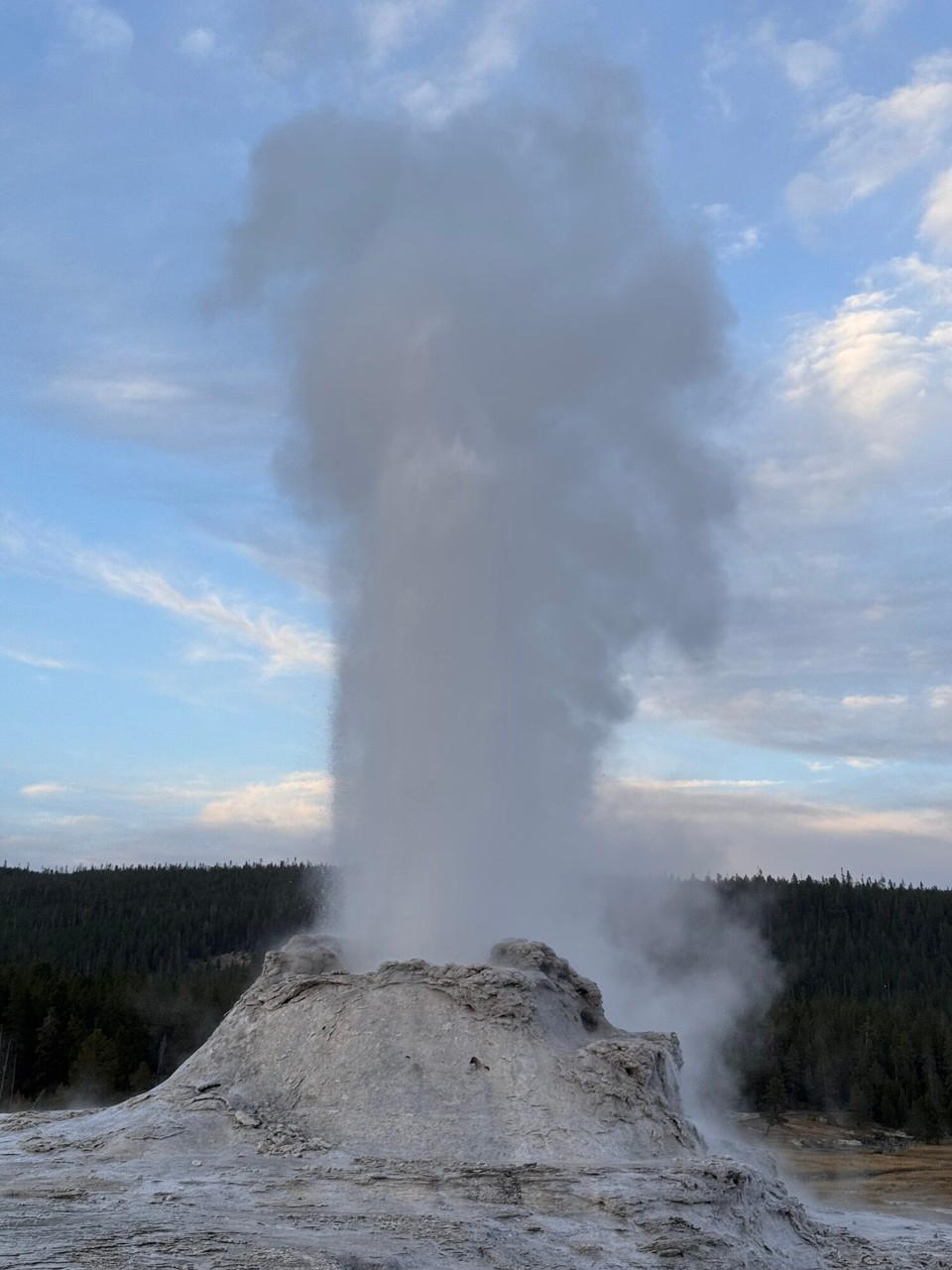Vereinigte Staaten - Yellowstone National Park - -sie spritzt 2x am Tag (6am/8pm)
-ein Usbruch gaht ca. 45min
-d‘Fontäne sind bis zu 24m höch
