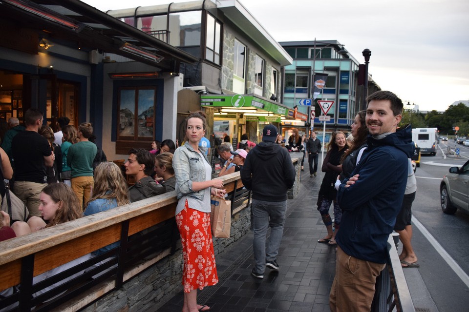 Neuseeland - Queenstown - Warten auf unseren Burger - aber dank der telefonischen Vorbestellung nicht allzu lange!