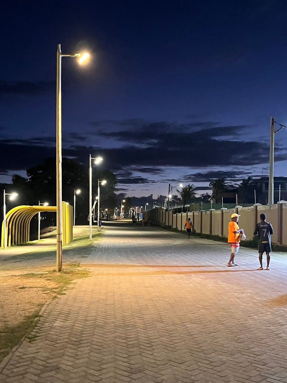 Brasilien - Salvador - Spaziergang an der großen Promenaden Straße am Meer entlang