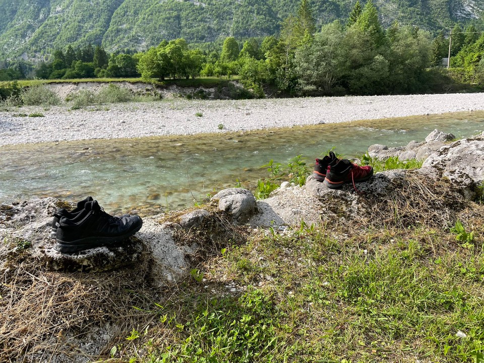 Slowenien - Soča - Wir schnallen unsere Wanderschuhe an und es geht auch durch die Soca 