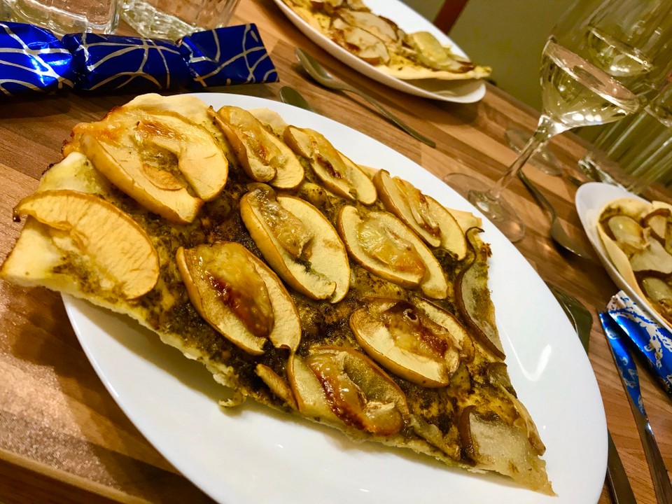 Ungarn - Budapest VI. kerület - Main | Flammkuchen | Apfel | Birne | Brie | Pesto | Pinienkerne