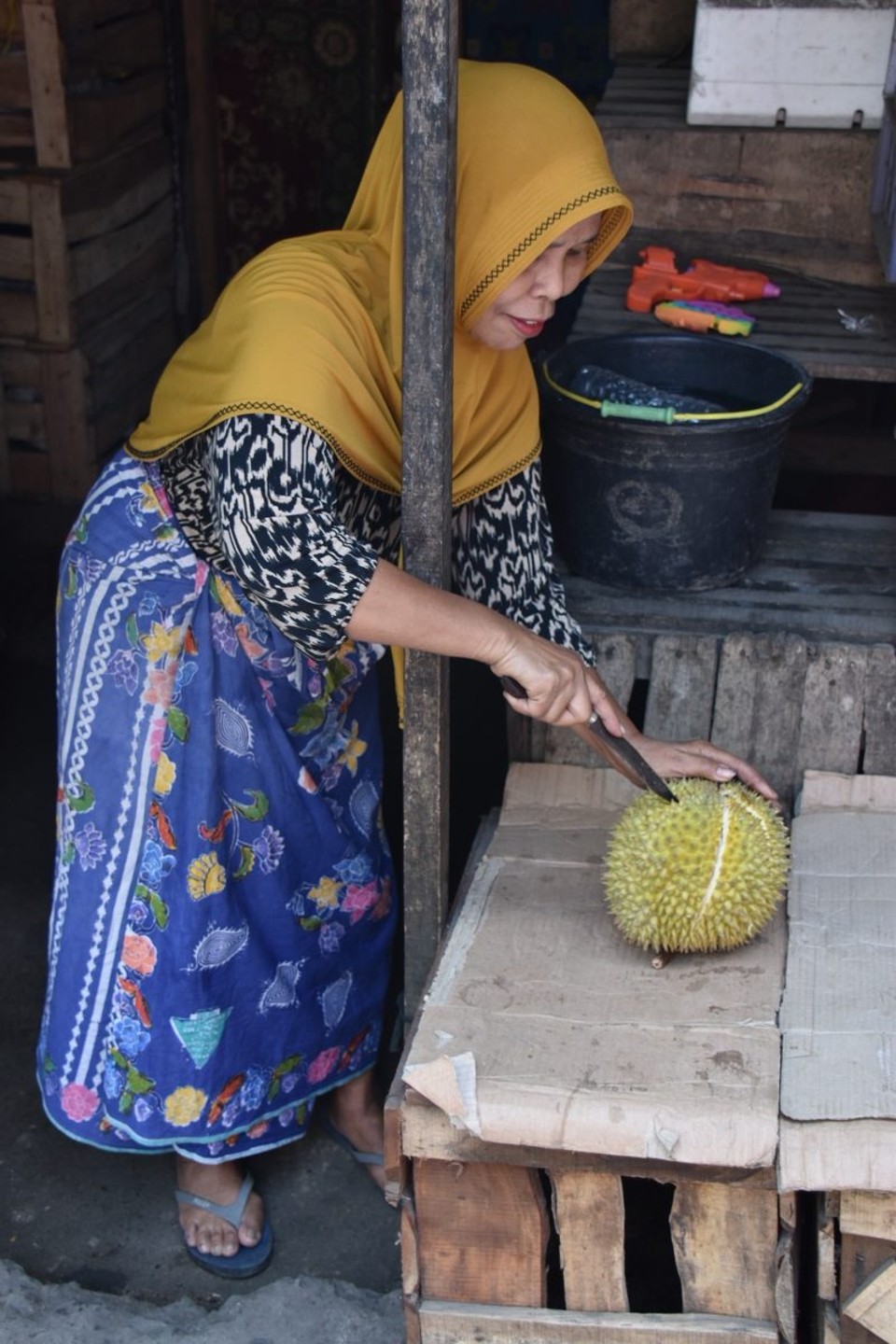 Indonesien - Kabupaten Lombok Timur - Dann wurden wir fündig.
Wir hatten ja schon einmal Jackfruit gegessen und die war ganz lecker.
Dies ist aber eine Durian, auch als Stinkfrucht bekannt, sie ist vor allem für ihren starken Geruch bekannt, der ihr an vielen Orten sogar Hausverbot einhandelt. In vielen Hotels ist es verboten.