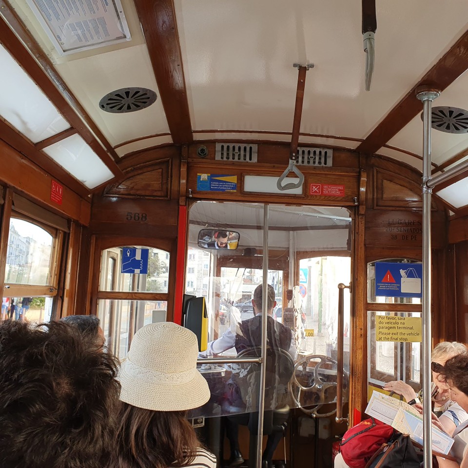 Portugal - Lissabon - Mit der Linie 28 durch die Innenstadt zu fahren ist ein Erlebnis. Es geht teilweise durch enge, kurvige und steile Gassen, vorbei an unzähligen Lokalen. Wenn der Verkehr gerade wieder stockt,  würde man am liebsten ein paar Pommes vom Teller des nächsten Tisches probieren. 