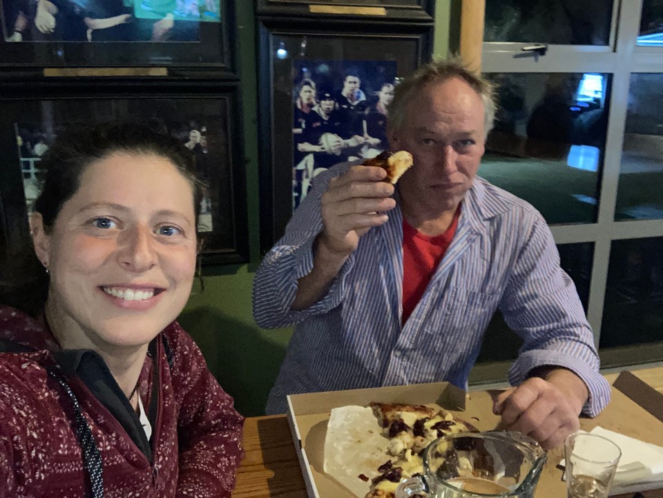 Neuseeland - Mount Peel - Der morgige Tag ist frei - also geht es am Abend in den Pub. Prost! 🍻