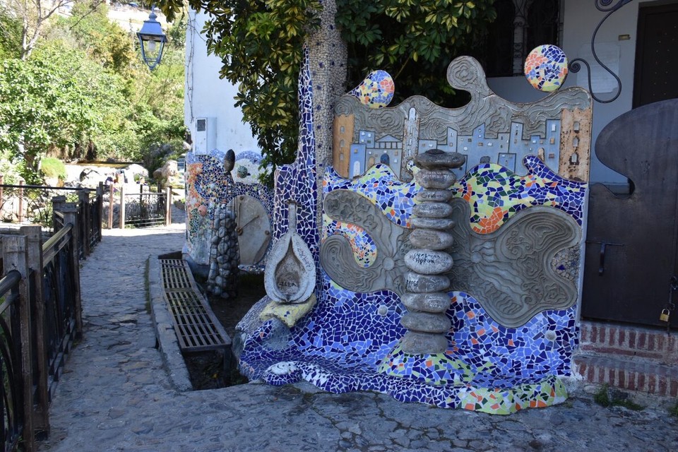 Marokko - Chefchaouen - Ein spanischer Spaßvogel hat hier versucht die Kunst von Gaudi nachzumachen, wahrscheinlich war er aus Barcelona.