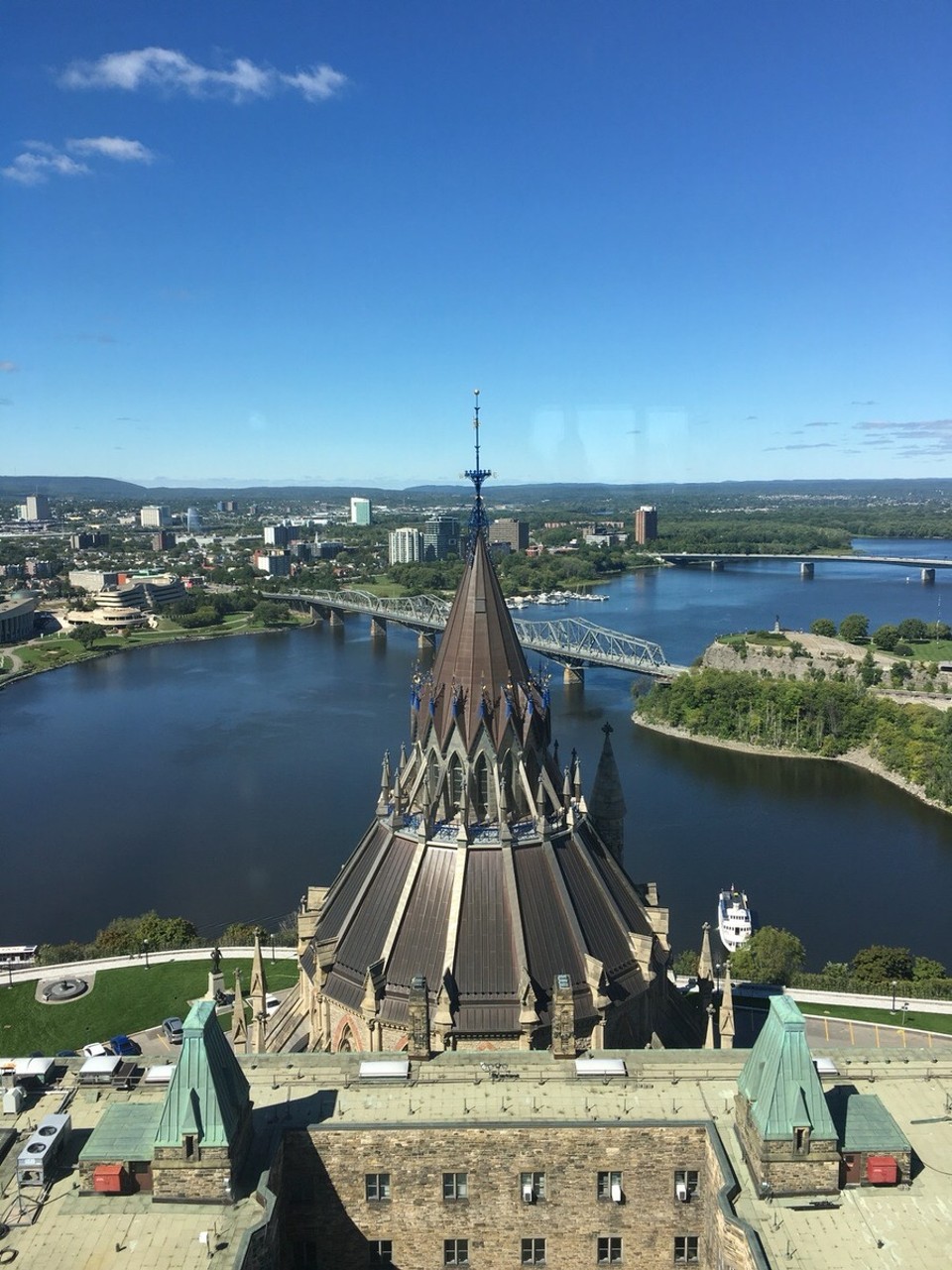Kanada - Ottawa - Vom Friedenstower (der große Turm in der Mitte) kann man die Bibliothek auch von oben begutachten 