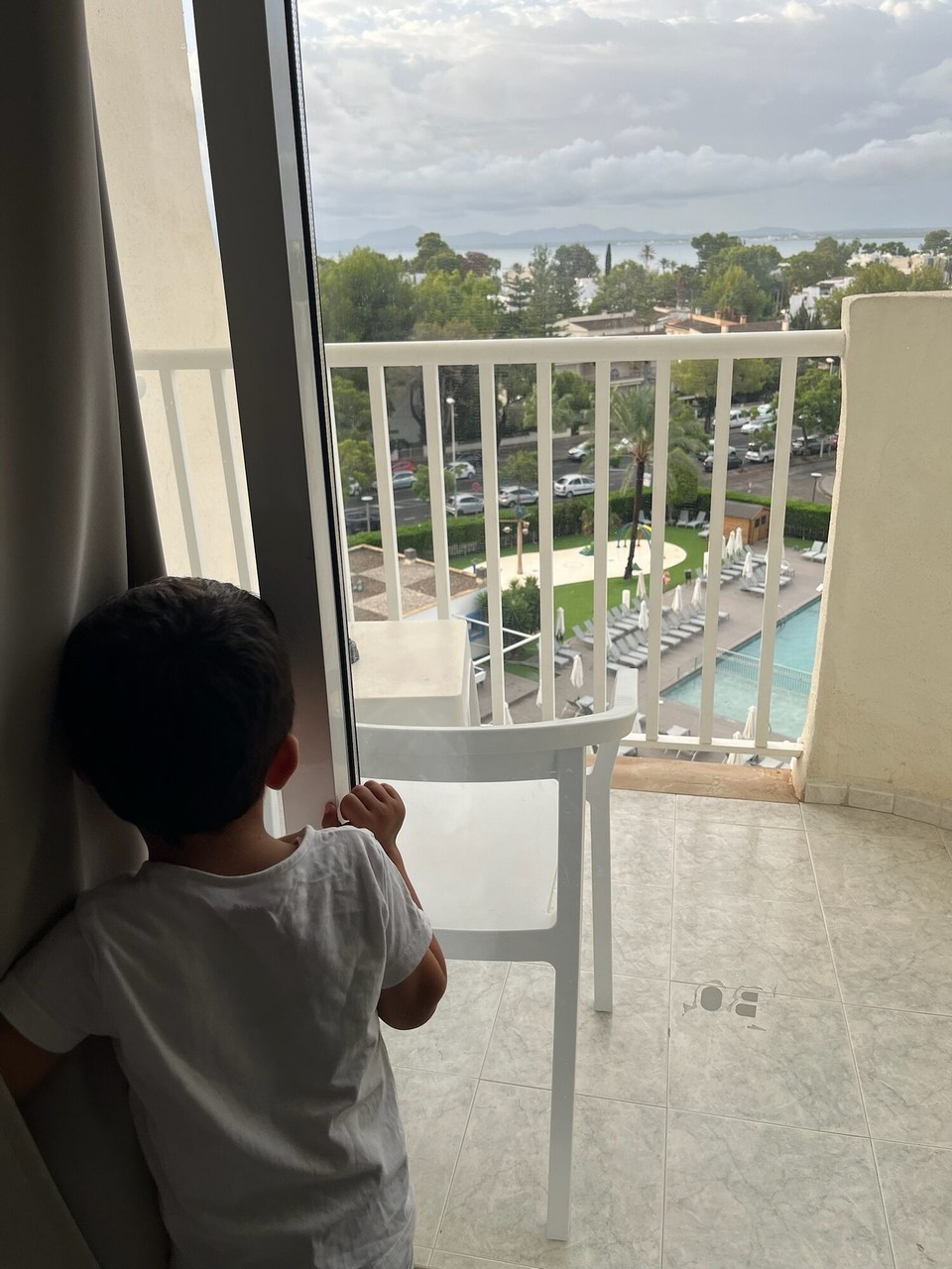 Spanien - Palma - Für manche sind Zimmer zur Straße ein Kritikpunkt. Elias würde für die morgendliche Autoguckroutine vermutlich sogar Aufpreis zahlen.