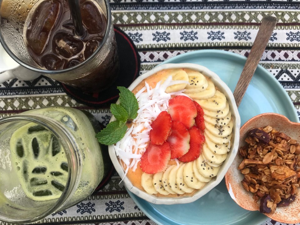 Vietnam - Da Nang - I Hue før vi la ut på eventyr fant vi et sted som serverte smoothie bowle med granola - heaven!