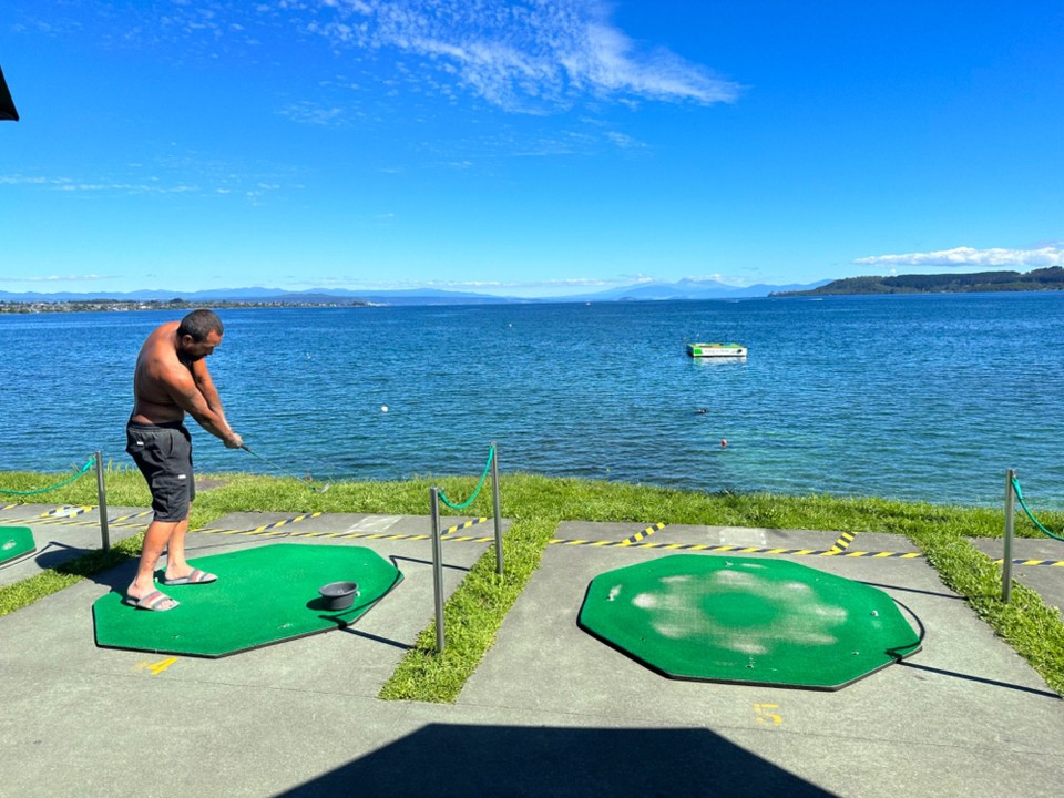 Neuseeland - Taupo - den exponierten Golfplatz bestaunt und eine Hochzeit beobachtet.