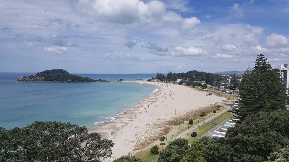 Neuseeland - Tauranga - Der Blick auf den Strand vom Mount aus (noch nicht von ganz oben).