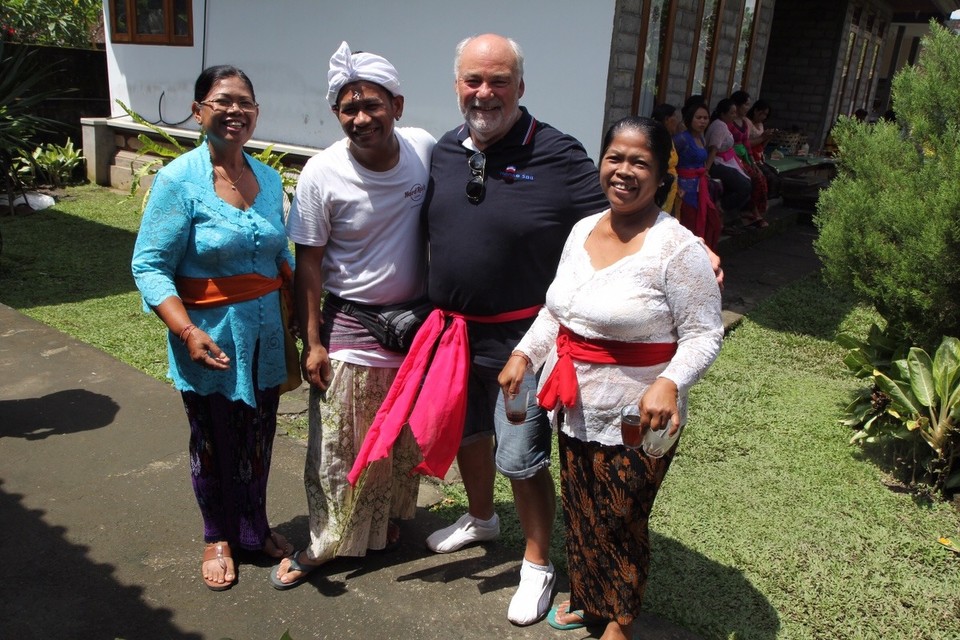  -  - Was für eine Ehre ein Foto mit Mates Familie. Bitte beachtet die Scherbe um die Hüfte ohne diese hätten wir der Prozession nicht beiwohnen können