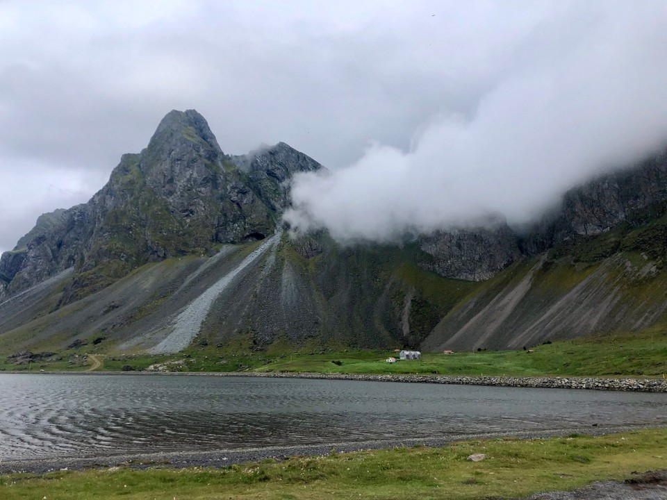 Island - Sveitarfélagið Hornafjörður - Vom Parkplatz aus geht es erst einmal auf die Nehrung, sprich den vorgelagerten schwarzen Strandstreifen. Das alleine ist schon spektakulär...