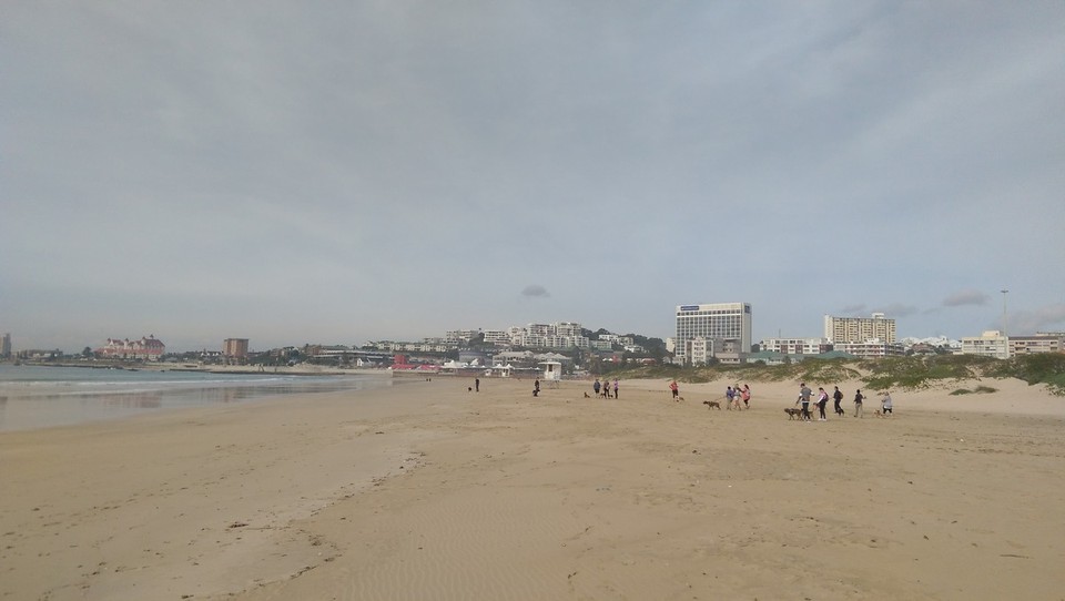 Südafrika - Port Elizabeth - Der Strand von Port Elizabeth erinnert ein wenig wie der Strand an der Nordsee. Nur das hier gerade Winter ist.