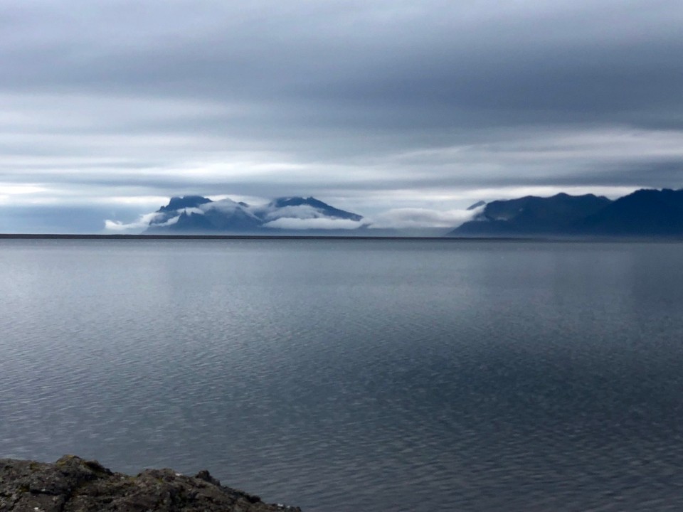 Island - Sveitarfélagið Hornafjörður - Blick zurück, quer durch die Bucht bis zum Vestrahorn... Oh Mann. Dorthin müssen wir dann gleich wieder zurück, um unsere Reise endlich fortzusetzen... Aber jetzt erst mal Konzentration auf den Grund für unseren kleinen Abstecher!