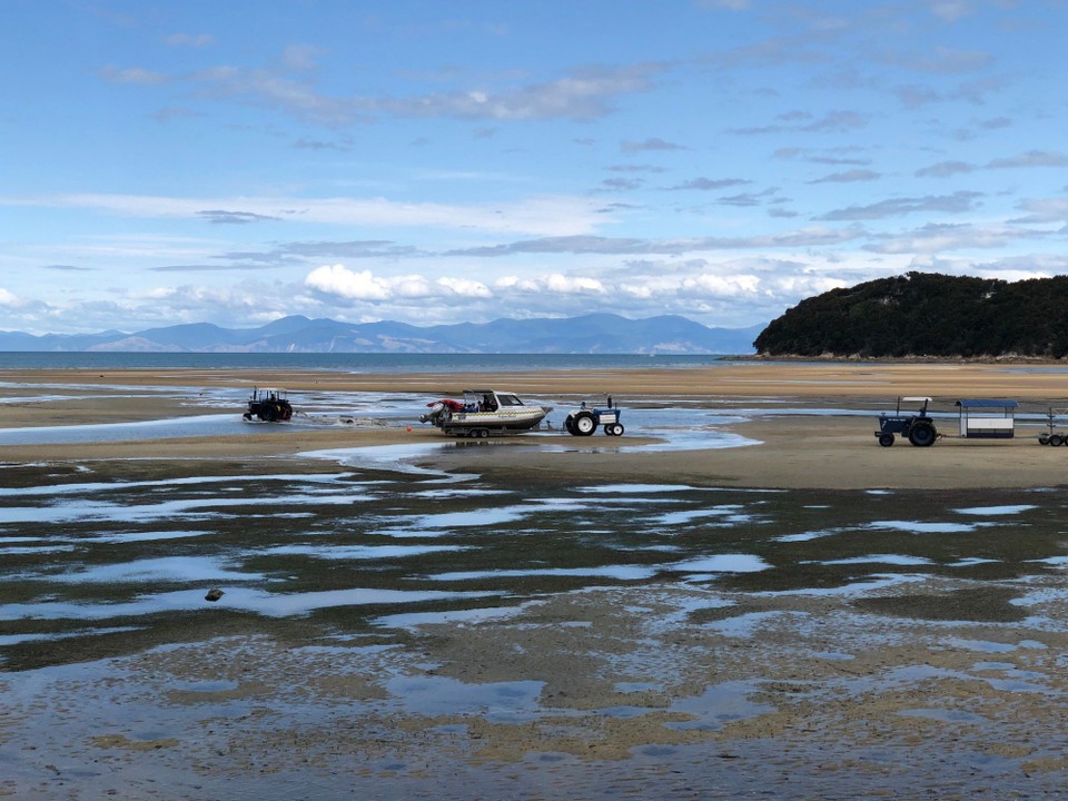 Neuseeland - South Island - Bei Ebbe müssen die Schiffe viel weiter draussen empfangen werden.