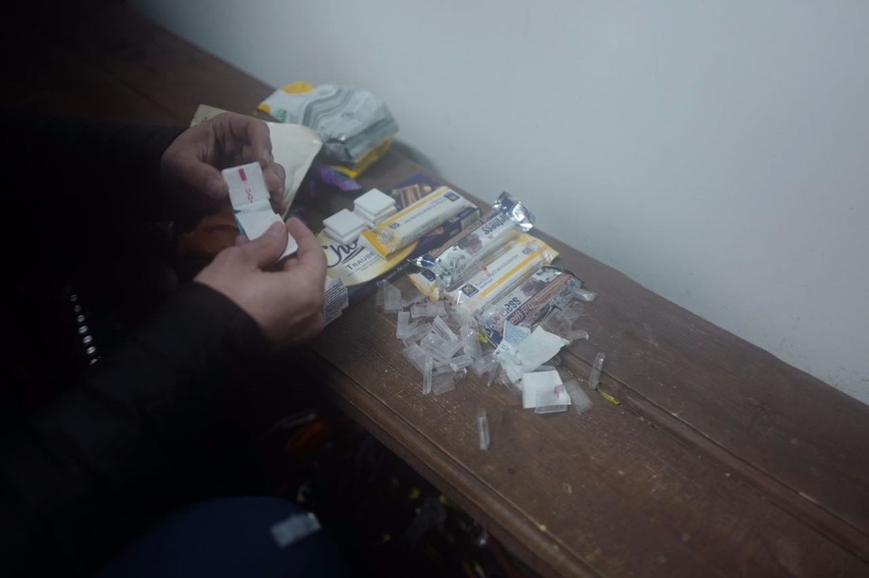 Russland - Terskol - Die gemachten Erfahrungen führten zu guten Ideen. Chrissy und Flo präparierten die Energiesnacks so, dass sie auf dem Berg nur noch in den Mund geschoben werden mussten. - Joe
