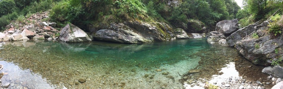 Schweiz - Brione Verzasca - Mit den Longboards ging es dann weiter in die Schlucht rein, da man dort mit dem Auto nicht hin durfte. Der Ausflug hat sich gelohnt, denn man konnte auch dort von den Klippen springen und wir waren die einzigen Menschen weit und breit.