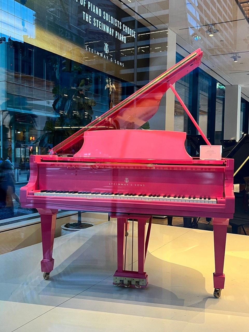 Vereinigte Staaten - New York - pinker Flügel bei Steinway and Sons