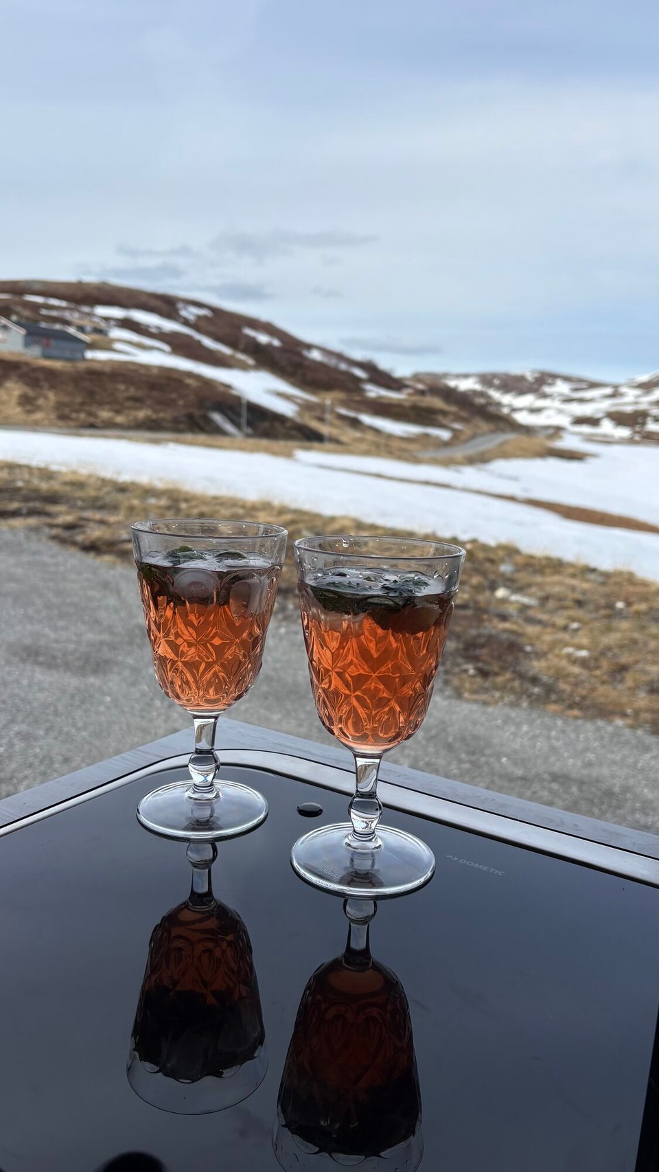 Norwegen - Vik - Sundowner in den Bergen 