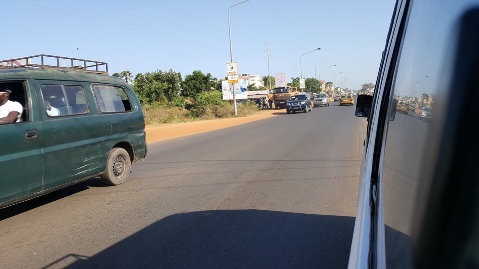 Gambia - Banjul - Das Sammeltaxi wurde natürlich bis zum Rand noch mit Menschen gefüllt. Ich war sowieso bereits nassgeschwitzt... also egal. Immer wieder eine schöne Erfahrung. Der Unterschied zum Kongo, hier fährt man über geteerte Straßen. 