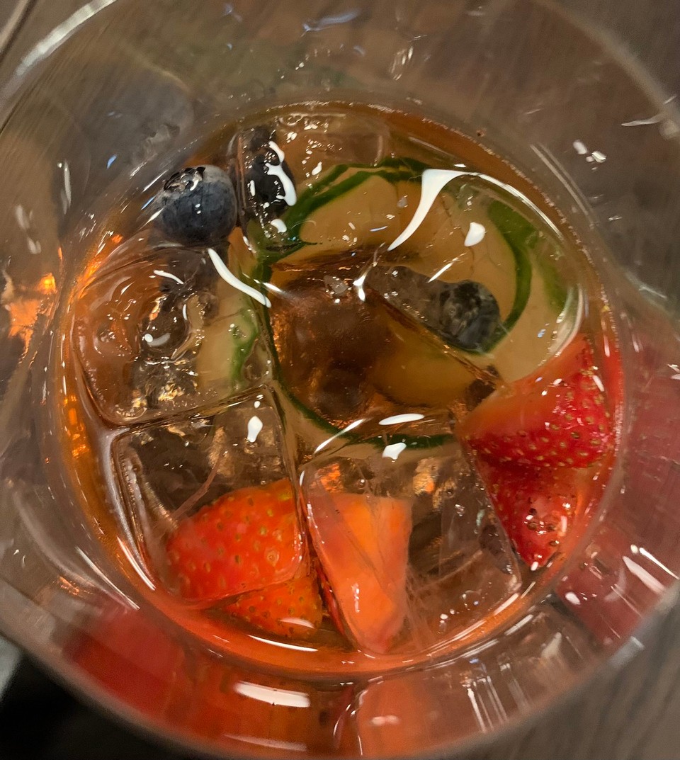 Deutschland - Füssen - Füssener Spritz: Cool & Gin, Prosecco, Soda, Beeren, Gurke 

Sehr lecker. Gleich 2x ;0)