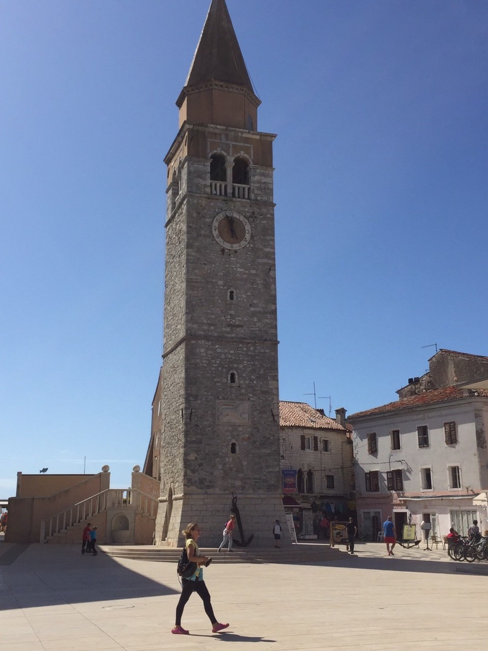 - Kroatien, Umag, Ulica Giuseppea Garibaldia - Turm am großen Platz