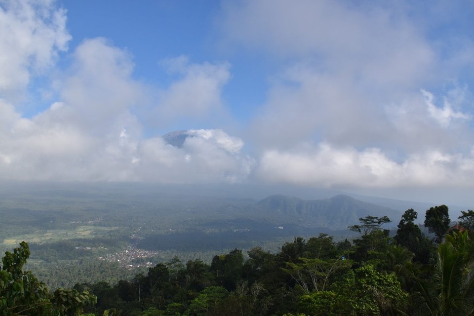 Indonesien - Karangasem - Heute ging es um 5:00 Uhr los, wir hatten 3 Stunden Autofahrt zu unserem Ziel.
Auf dem Gipfel von Balis Mount Lempuyang befindet sich Lempuyang Pura Luhur, eines von Balis ältesten Gotteshäusern.
Leider waren nur viele dunkle Wolken am Himmel.