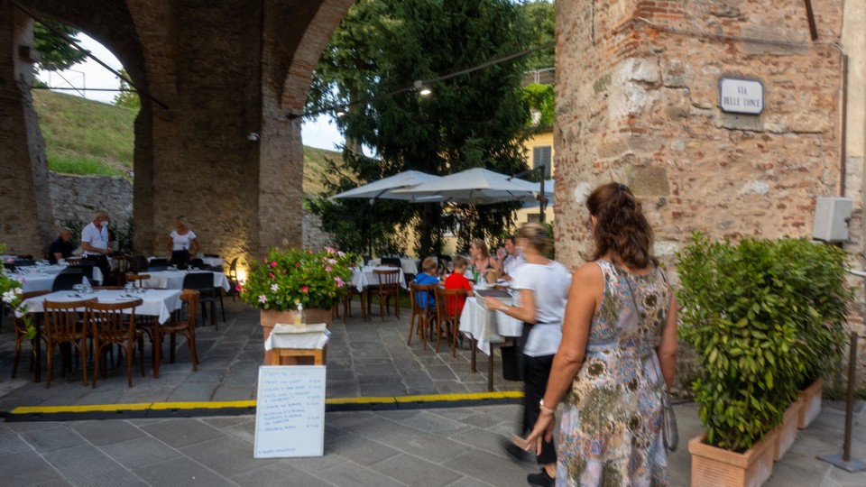 Italien - Lucca - Abendessen im Restaurant unter der Mauer