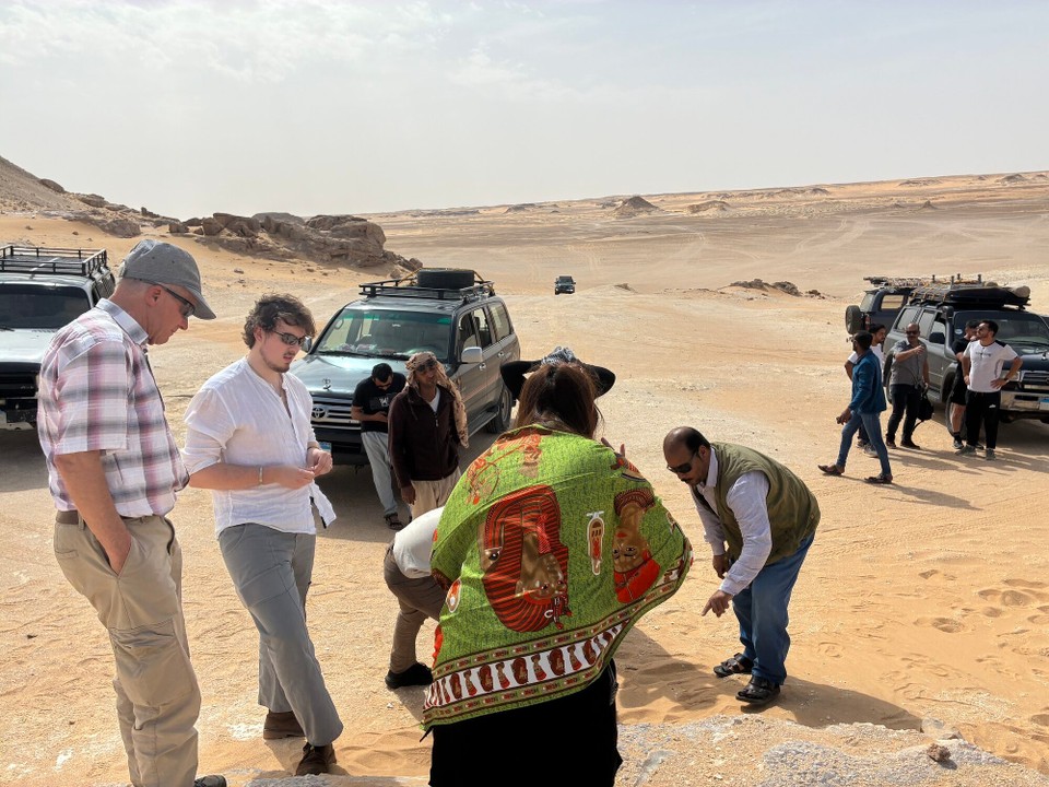 Ägypten - Bawiti - Meteoriten Einschläge, rechts der Ranger, links Bernhard der Schweizer, mit dem Tuch die Süd Koreanerin