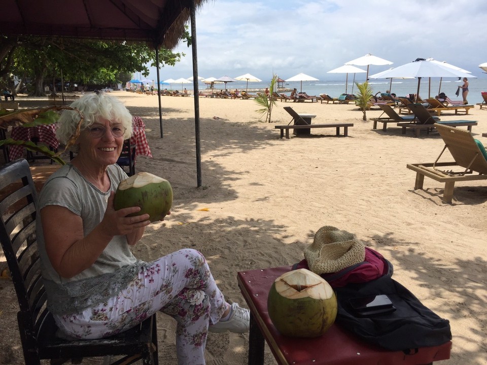 Indonesien - Badung - Erste Kokosnuss und Eindrücke vom Strand