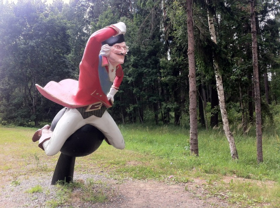 Latvia - Riga - Baron Münchhausen: gebürtig aus Bodenwerder in Südniedersachsen, hat er die meiste Zeit beruflich im Dienst des russischen Zaren nördlich von Riga verbracht. Zu seinem Gedenken ist hier ein Freizeitpark entstanden...