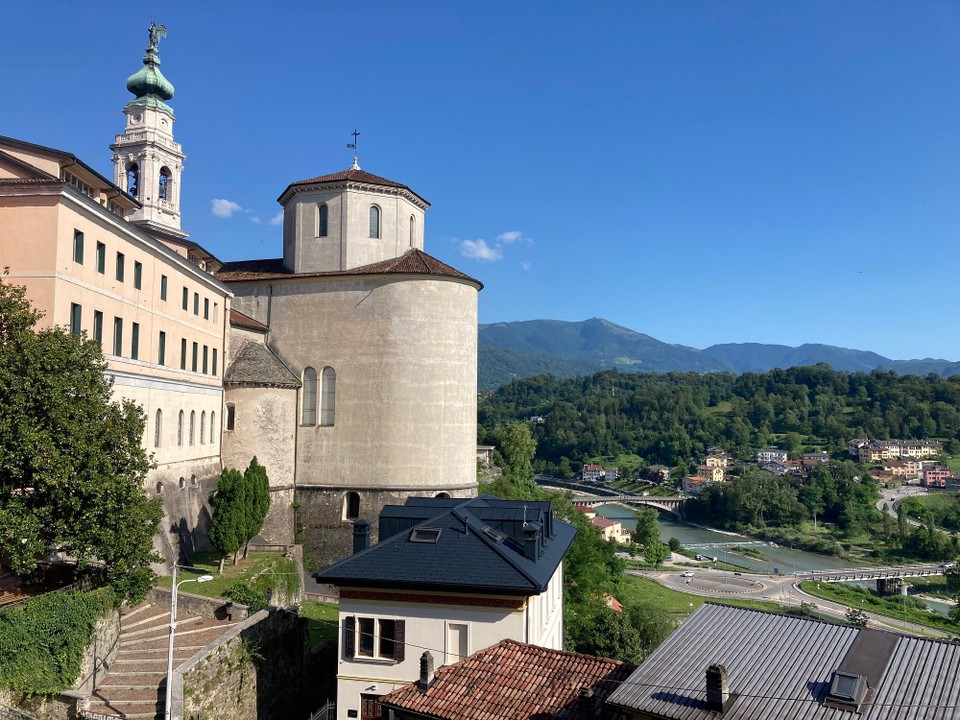 Italien - Sedico - Der Dom von Belluno, im Hintergrund der Visentin, unser nächstes Ziel. 