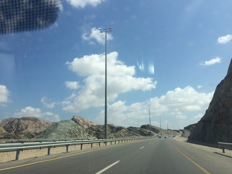 Oman - Sur - Autobahn nach Sur durch Steinwüste