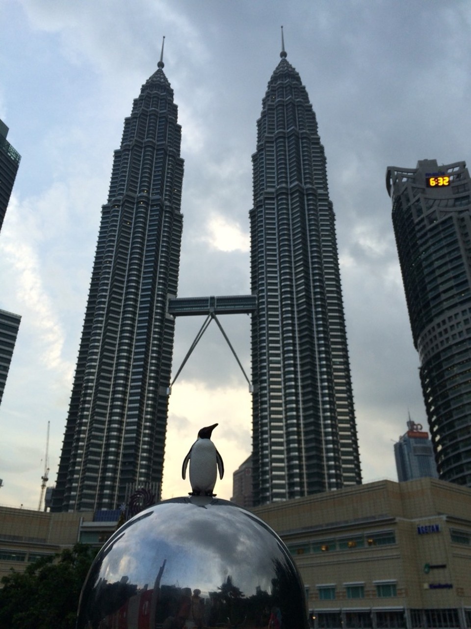 Malaysia - Kuala Lumpur - Pinwinu tapfer in der Dampfgarhitze