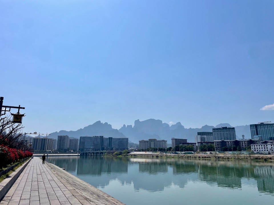 China - Zhangjiajie - Spaziergang am Flussufer 