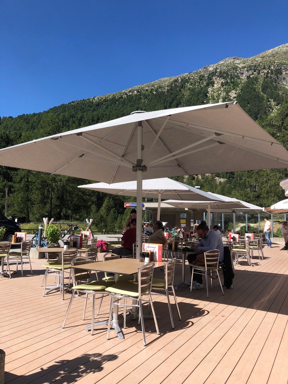 Schweiz - Pontresina - Auf der Terrasse Hitel Morteratsch Sehr gute Bedienung sehr gemütlich, find ich 👍