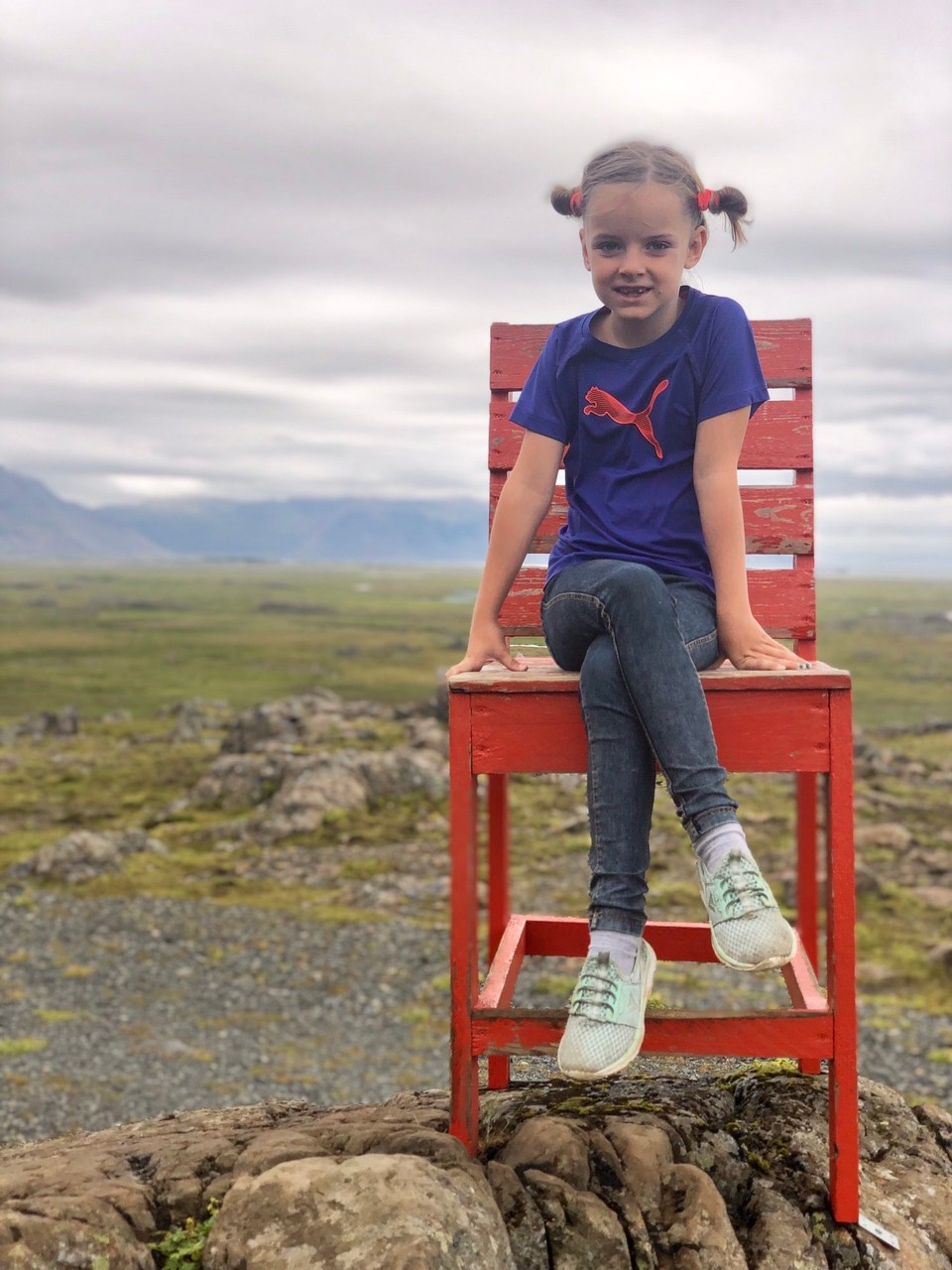Island - Sveitarfélagið Hornafjörður - Süss. Mit farblich passenden Haargummis und einer typisch isländischen Frisur.