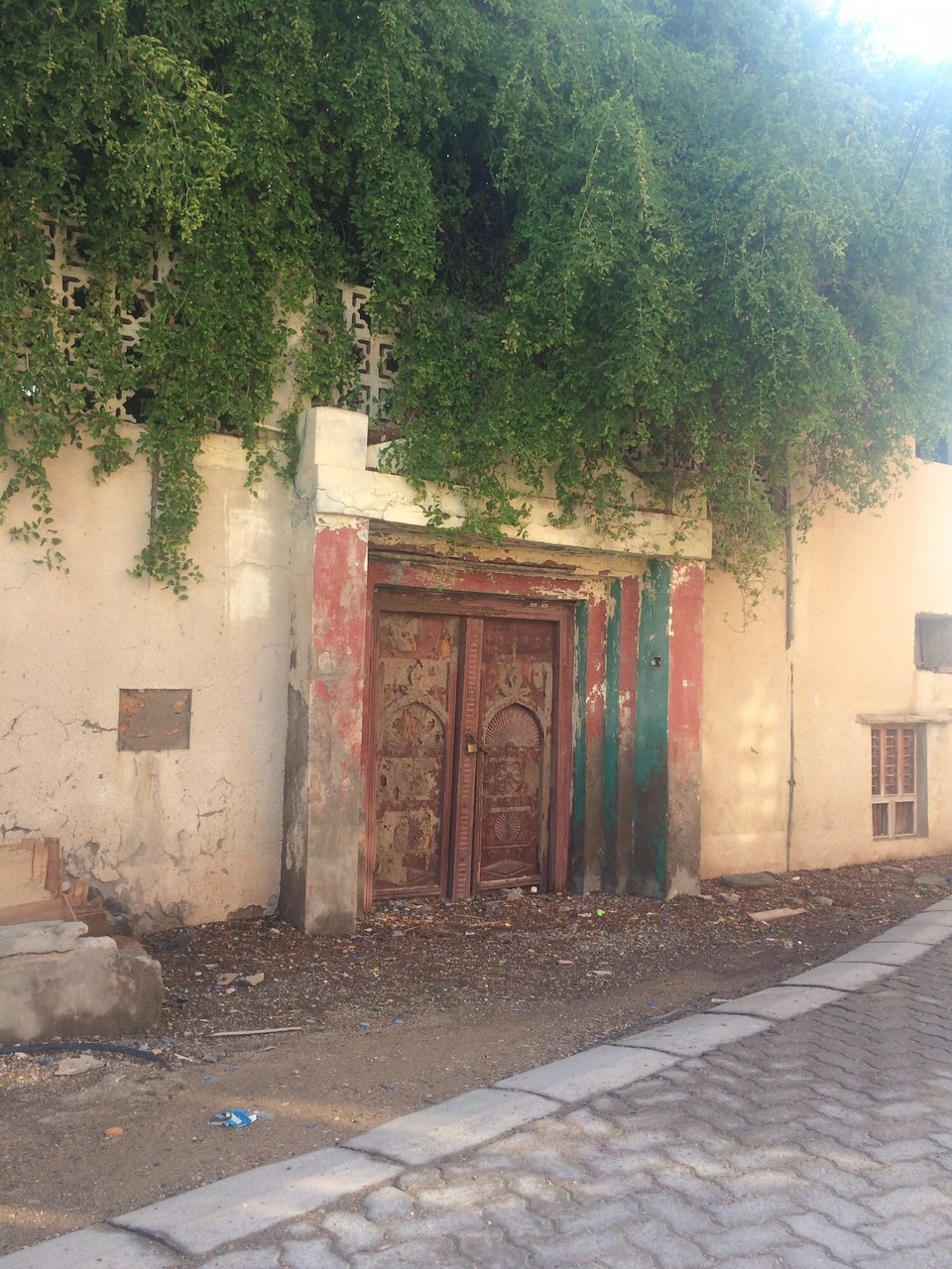 Oman - Sur - Für die alte Bausubstanz haben die Leute leider wenig Sinn. Noch ein paar Jahre, dann ist sie wohl ganz weg.